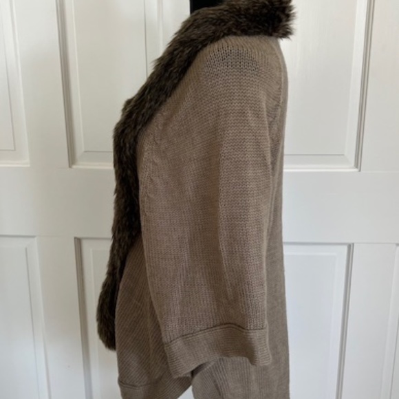 Coldwater Creek Greige Merino Wool Knit Wrap with Faux Fur Trim Size XS/SM - Picture 5 of 9